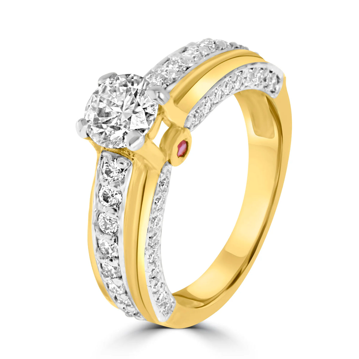 Gold-plated 92.5 silver ring with moissanite diamond – close-up view
